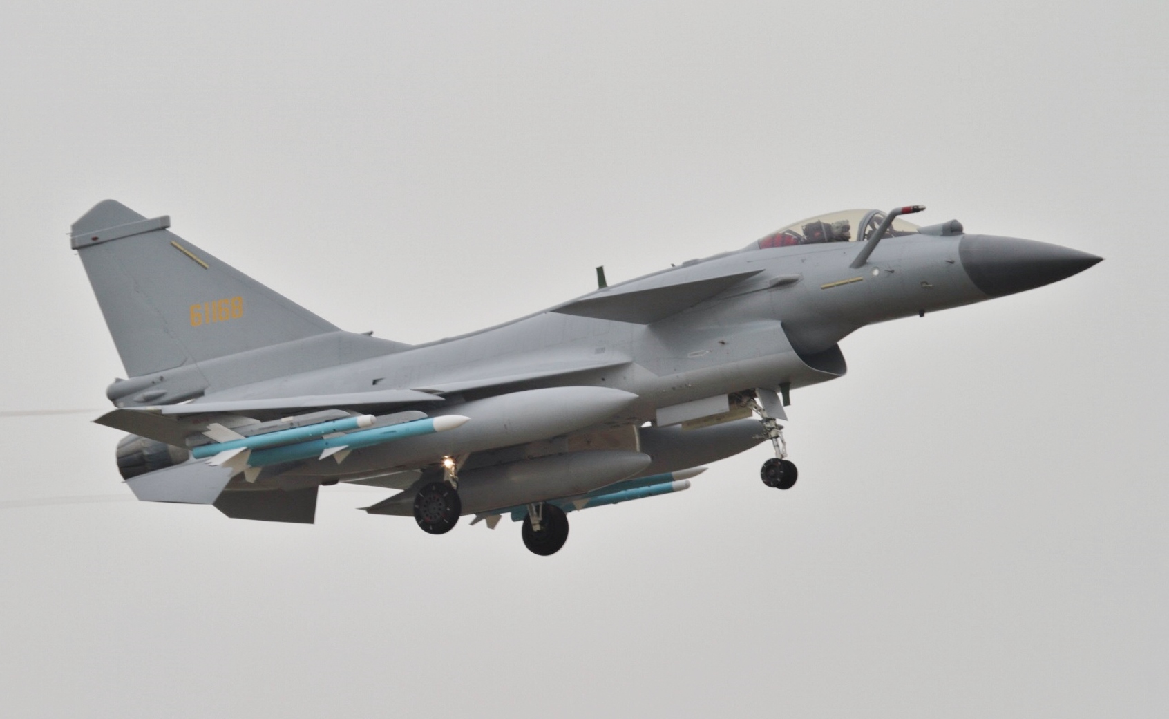 Caccia J-10C dalla Cina: nuovo standard per l'industria aeronautica? I segreti del caccia cinese J-10C: potenza tecnica e innovazioni