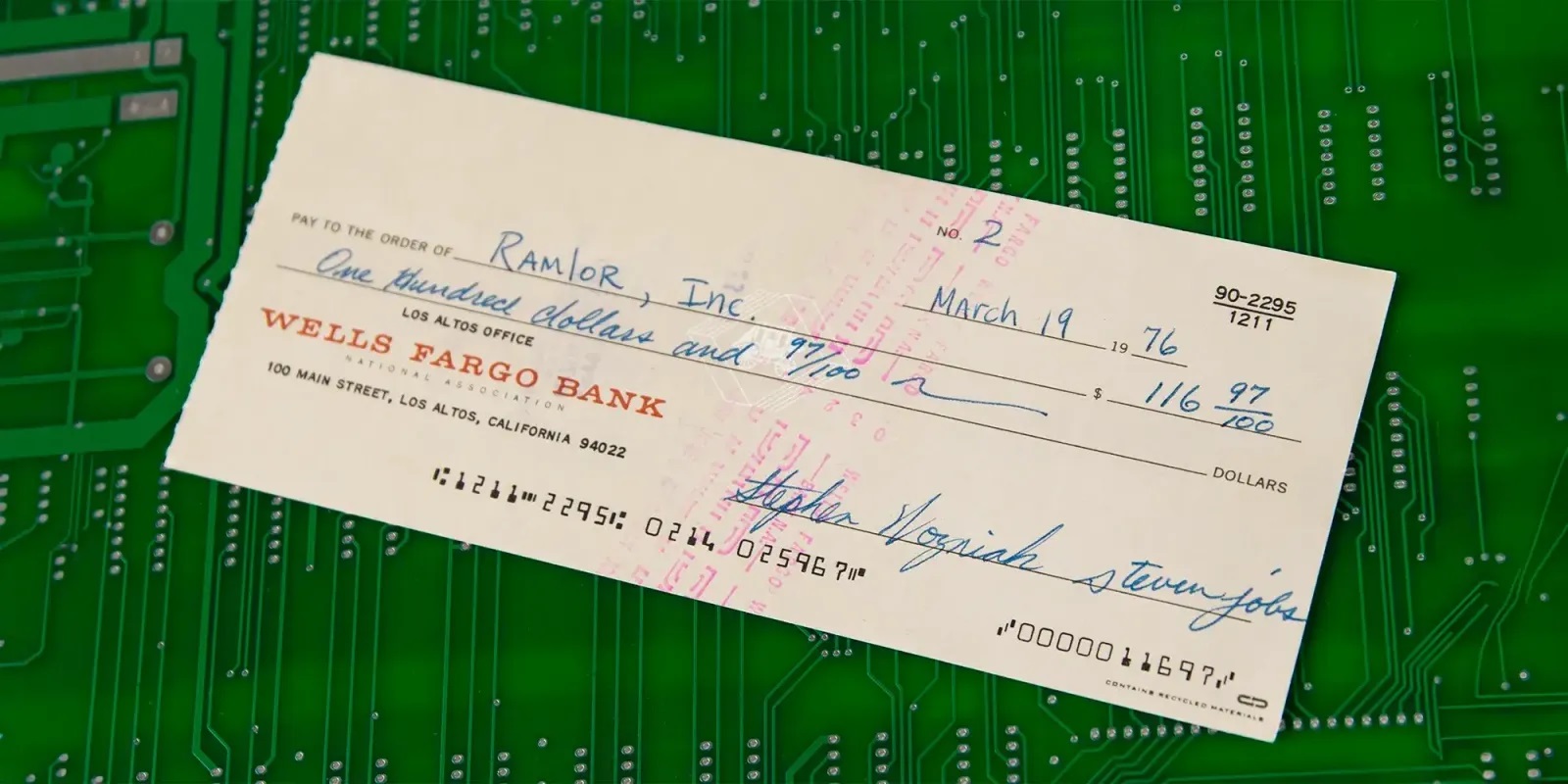Un assegno Apple del 1976 firmato da Jobs e Wozniak venduto all'asta per 135.000 dollari