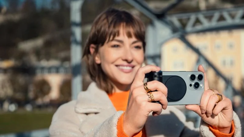 Leica entra nel mercato degli accessori: ecco il LUX Grip per iPhone