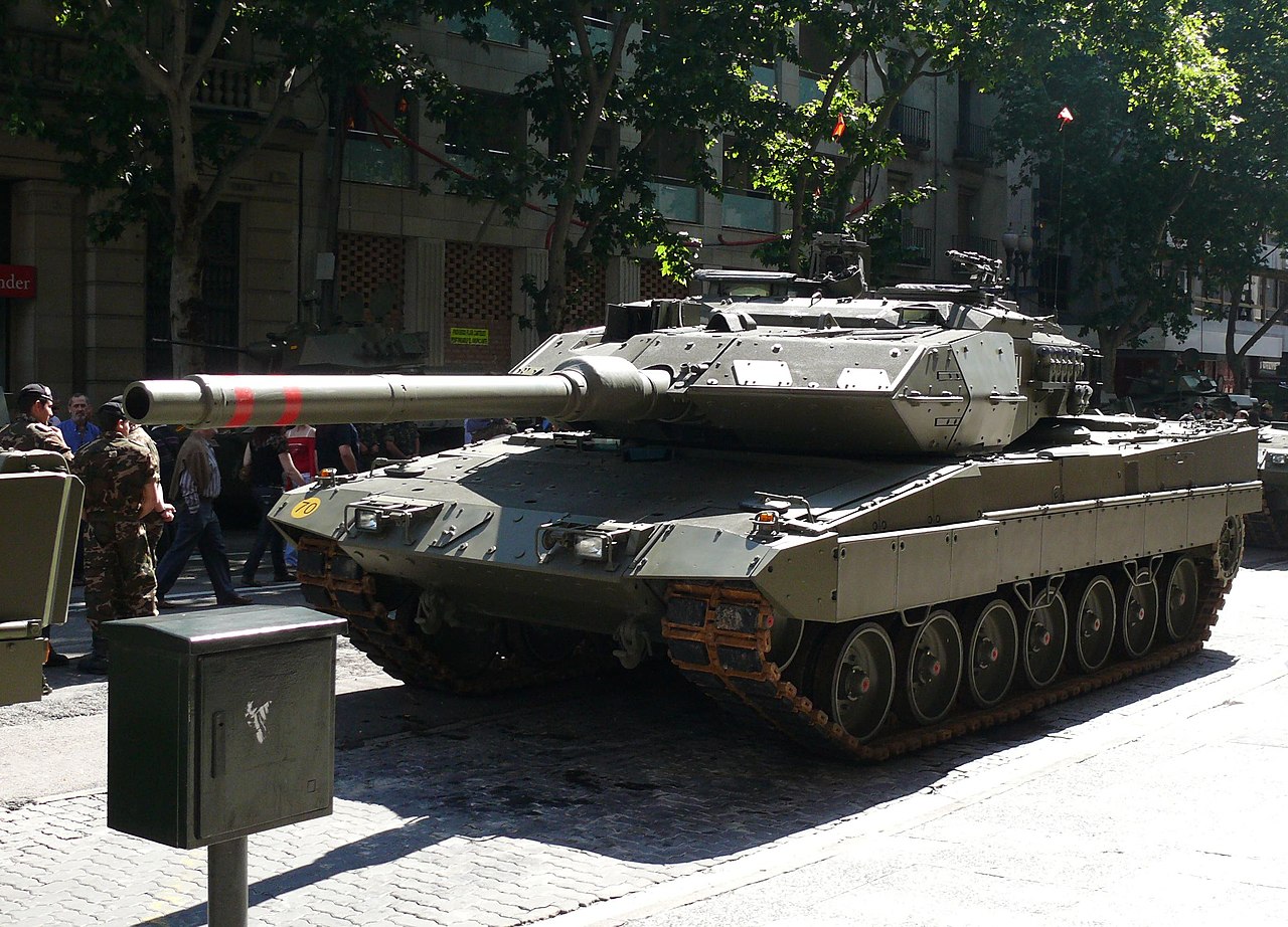 Il gigante militare spagnolo: Leopard 2E in primo piano a Saragozza Leopard 2E ad alta tecnologia: quale carro armato è stato presentato a Saragozza?