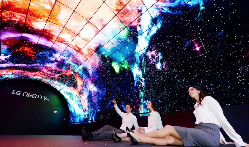 LG al CES 2017: TV sottili, frigoriferi parlanti e robot LG al CES 2017: TV sottili, frigoriferi parlanti e robot
