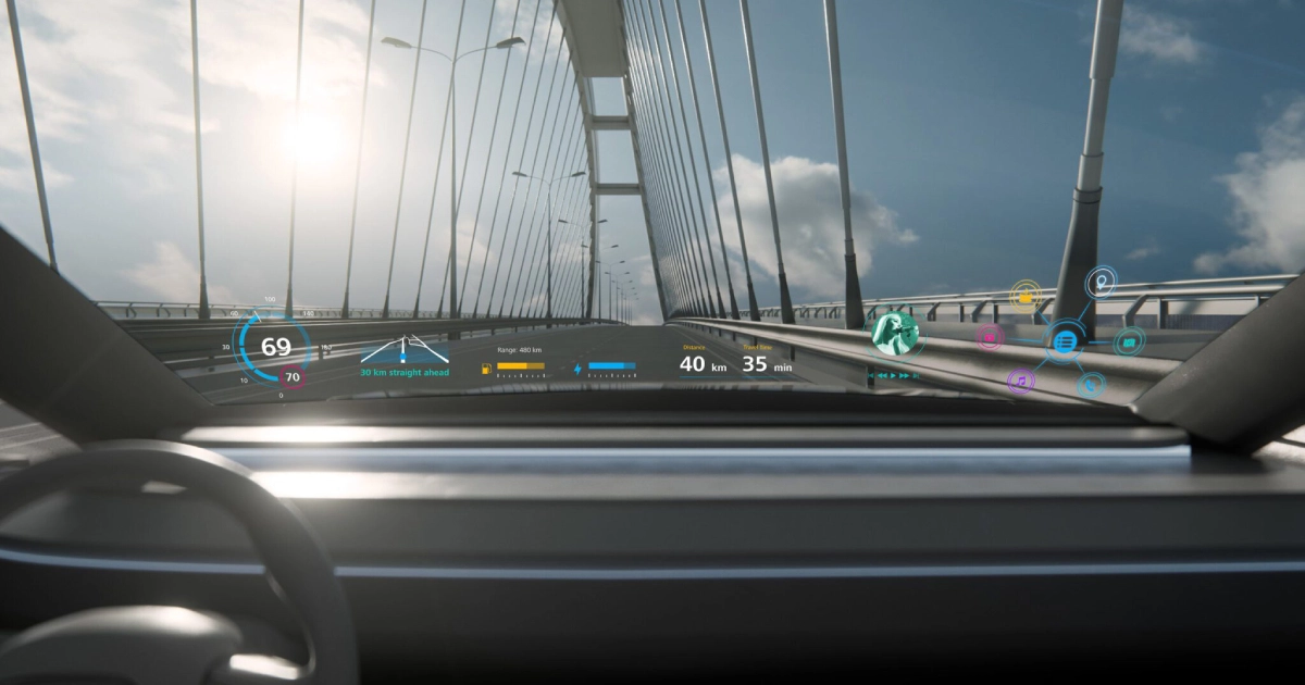 Nuove tecnologie stradali: ologrammi su parabrezza delle auto Futuro avanti: proiezioni olografiche su un parabrezza d'auto