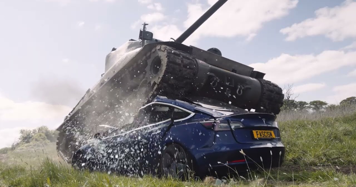 Tesla Model 3 sotto attacco: il potente M4 Sherman in azione Il carro armato M4 Sherman mostra la sua forza: schiaccia la Tesla Model 3 nell'ultimo video
