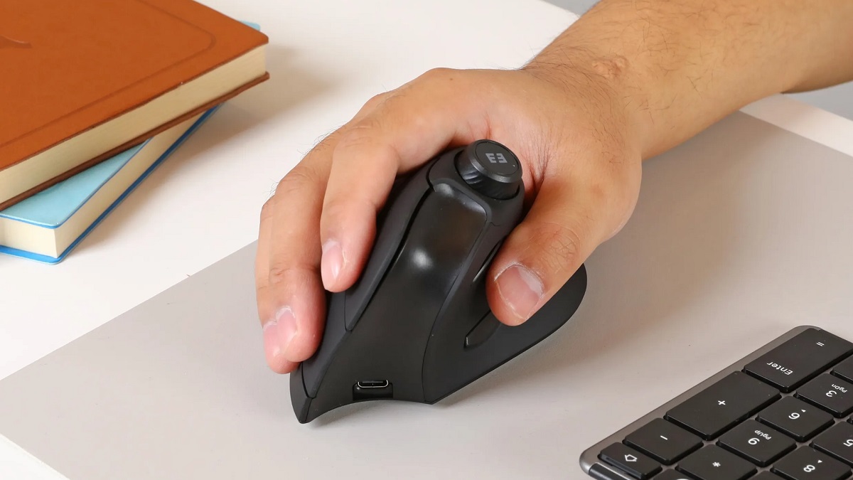MOU-302: il futuro dei tuoi polsi inizia con questo mouse verticale Recensione MOU-302: il mouse verticale innovativo per geek