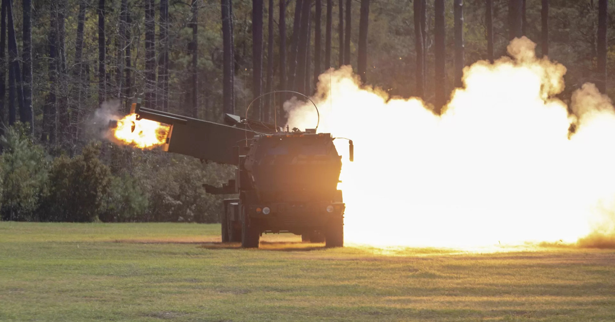 L'HIMARS ha distrutto un sistema missilistico russo Buk terra-aria nascosto tra gli alberi con un colpo di precisione. L'HIMARS ha distrutto un sistema missilistico russo Buk terra-aria nascosto tra gli alberi con un colpo di precisione.