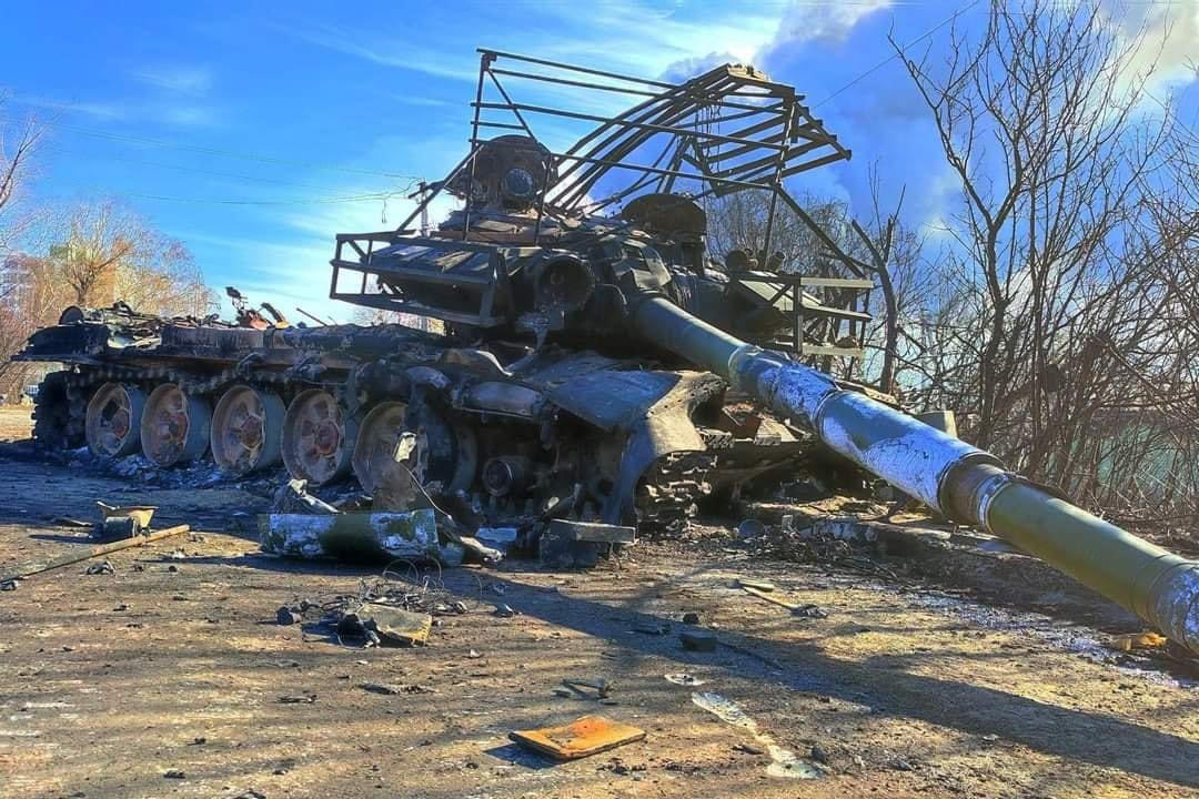 Carro armato in fiamme: come le illustrazioni riflettono le conseguenze della guerra Illustrazione di un carro armato russo danneggiato: un'interpretazione artistica del conflitto attuale