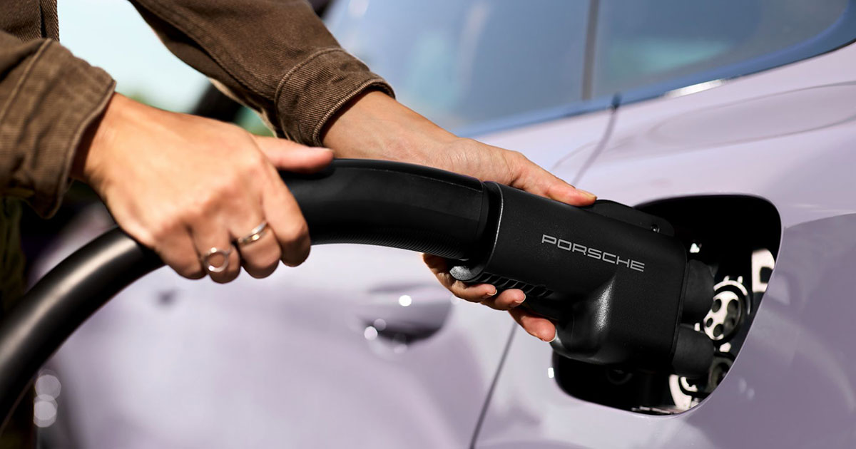 Porsche ha presentato un adattatore per l'uso del Tesla Supercharger