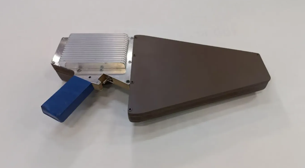 "Pistola anti-droni": aria sicura per tutti Sicurezza nei cieli: innovativa "Pistola Anti-Droni" in azione