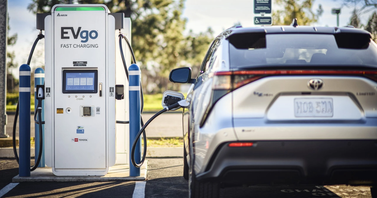 Auto elettrica Toyota bZ4x: a nuove stazioni di ricarica