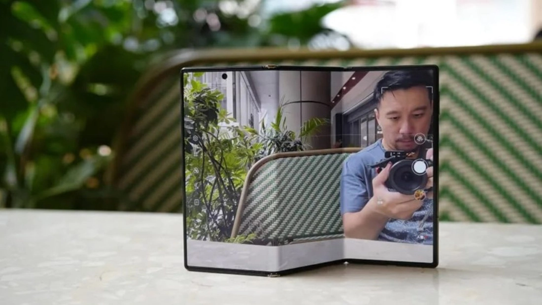 Trifold non ufficiale: concetto di uno smartphone con triplo schermo