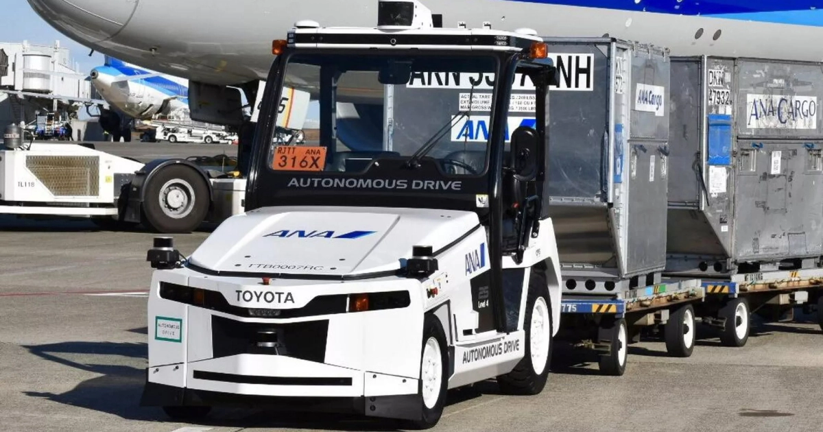 Innovazione tecnologica: Trattore bagagli Toyota in azione all'Aeroporto di Haneda