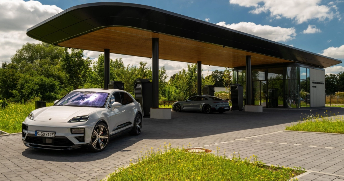 Porsche svela una Lounge di ricarica all'avanguardia per gli appassionati di EV