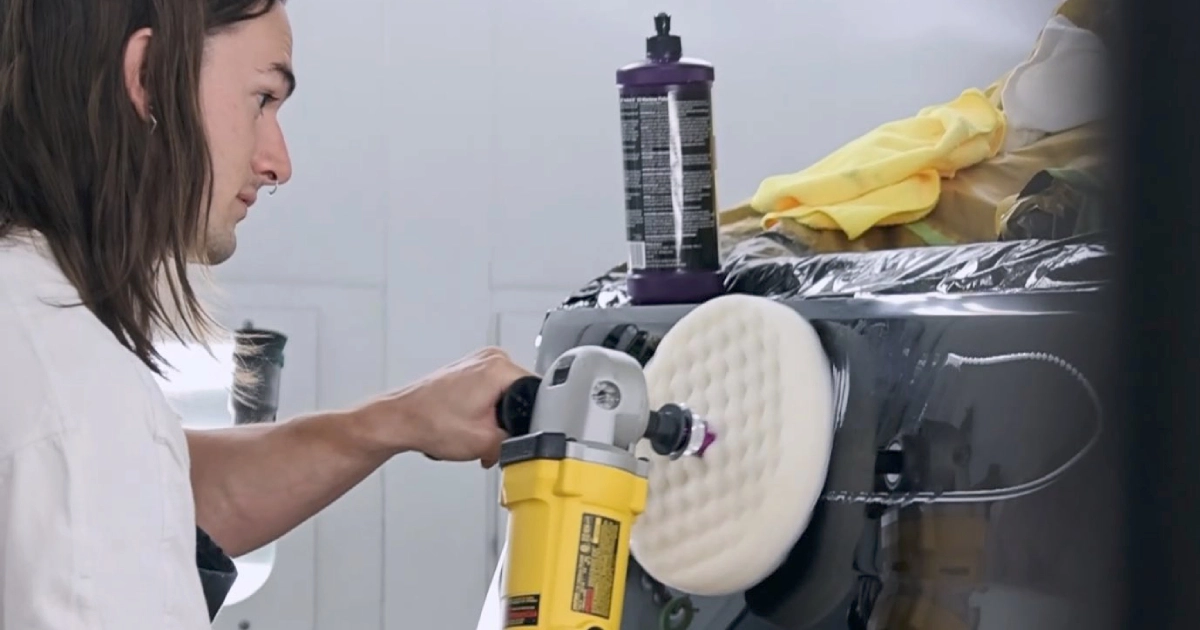 Un lavoratore Ford perfeziona la lucentezza del nuovo futuro: pickup elettrico