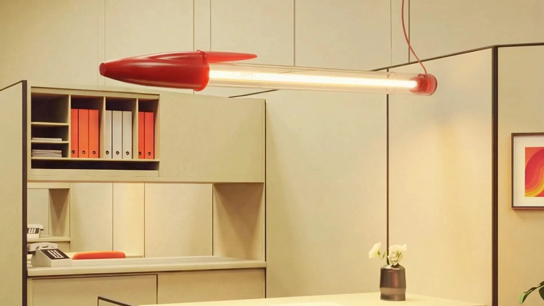 Seletti ha introdotto la Bic Lamp — una lampada a forma dell'iconica penna a sfera