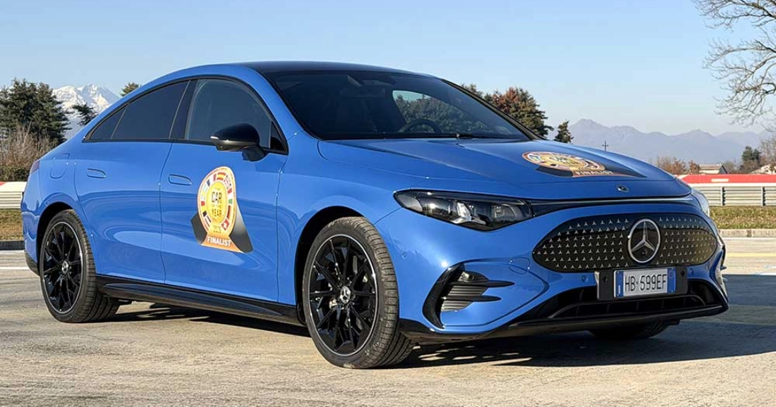 Mercedes-Benz CLA adornata con loghi 'The Car Of The Year'