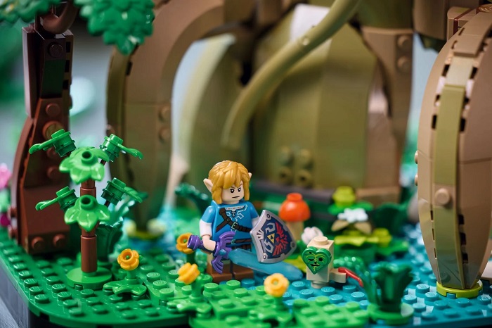 In un'interessante collaborazione tra Nintendo e LEGO, è stato annunciato il primo costruttore a tema The Legend of Zelda che permetterà di assemblare due varianti del Grande Albero di Deku.-3