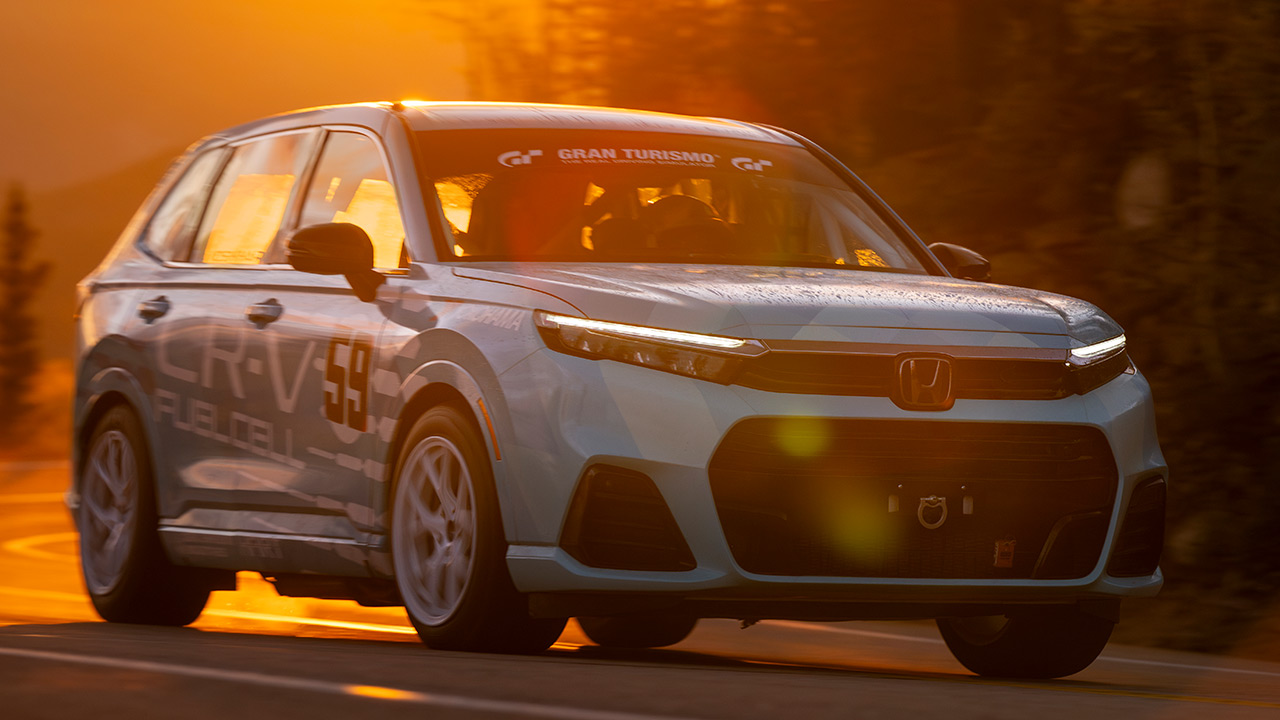 Honda CR-V e:FCEV alla corsa. Honda CR-V e:FCEV alla corsa.