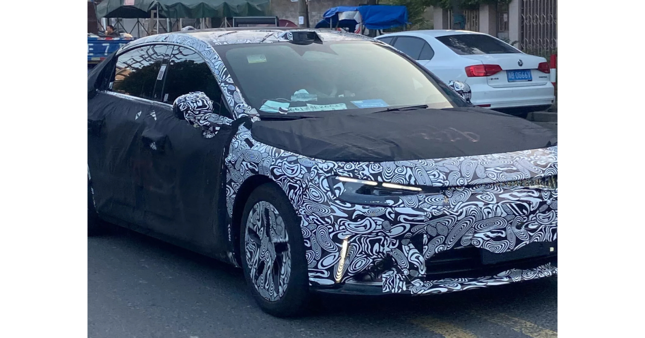 Prototipo di berlina Smart #6 con linee aerodinamiche e illuminazione aggressiva