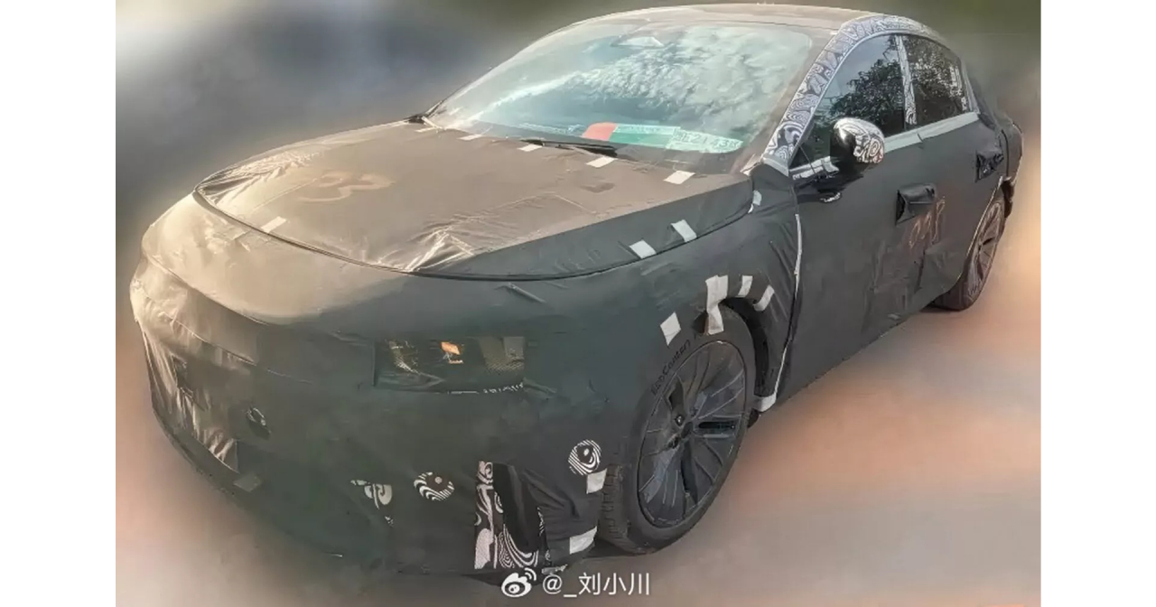 Grande presa d'aria e lidar sul tetto del prototipo Smart #6