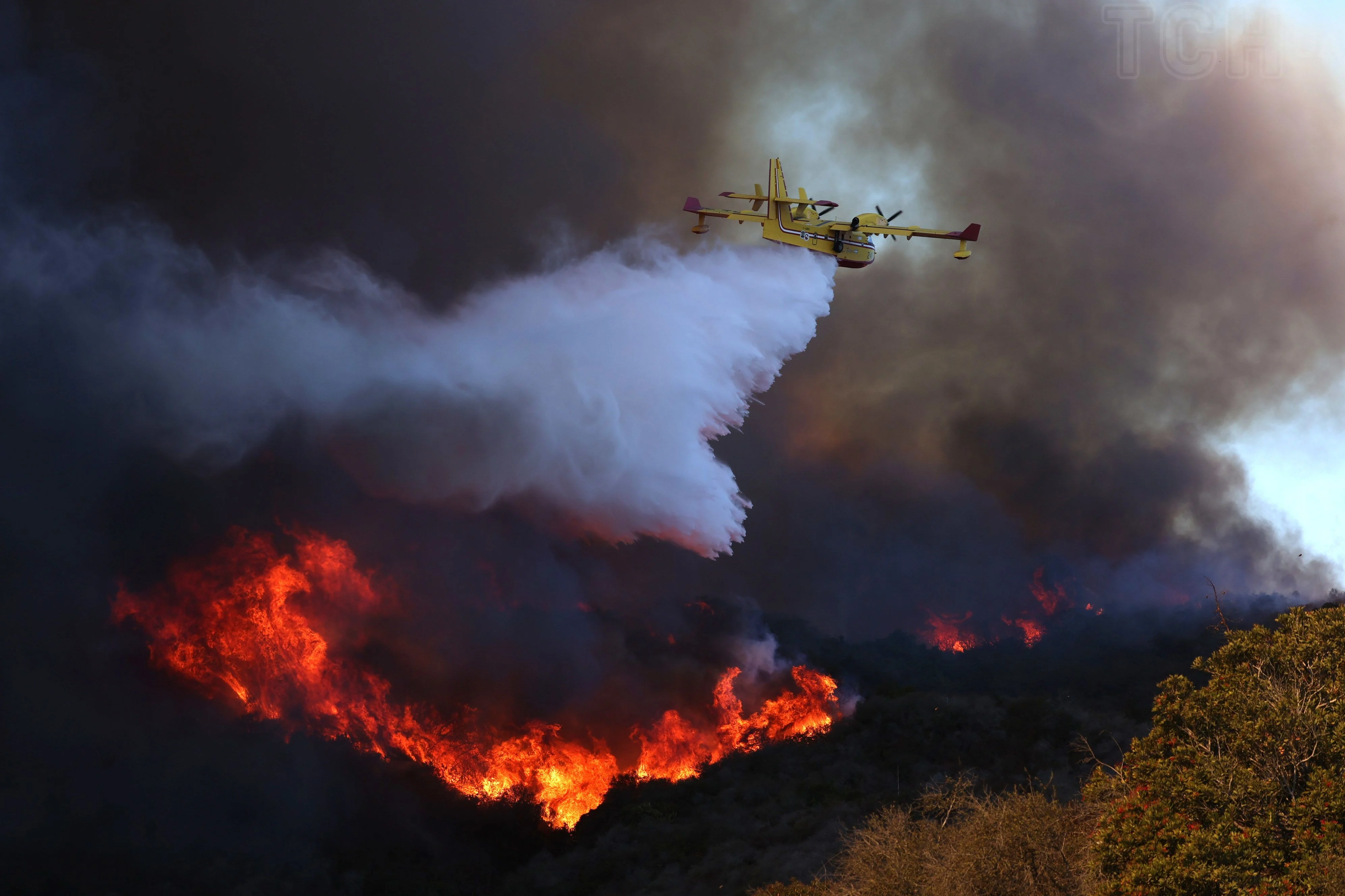 Evacuazione a Los Angeles a causa di un incendio Evacuazione a Los Angeles a causa di un incendio