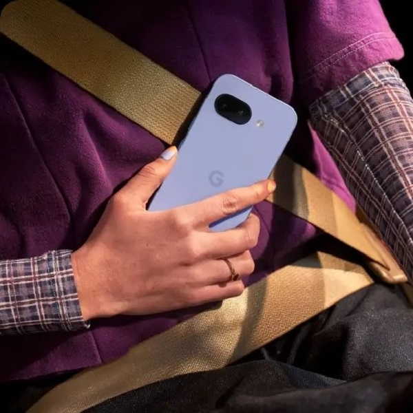 Un rendering del Google Pixel 9a in colorazione Obsidian