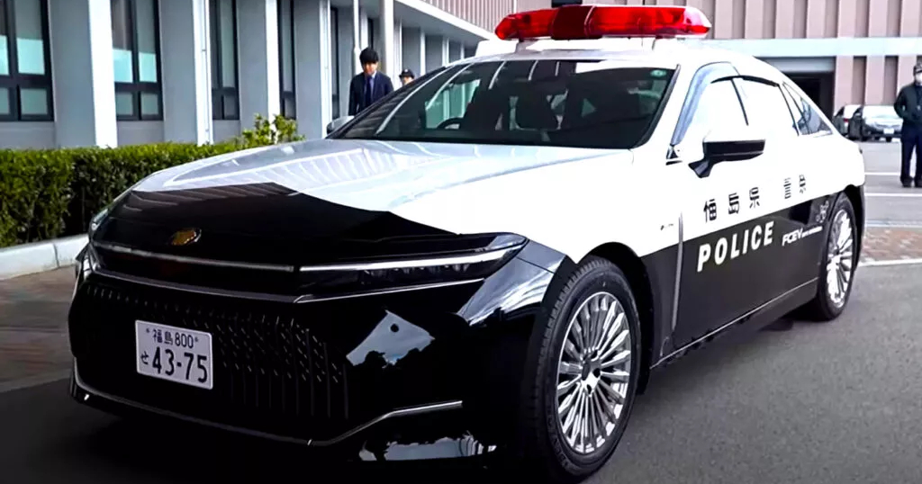 La versione polizia del Toyota Crown FCEV nella Prefettura di Fukushima
