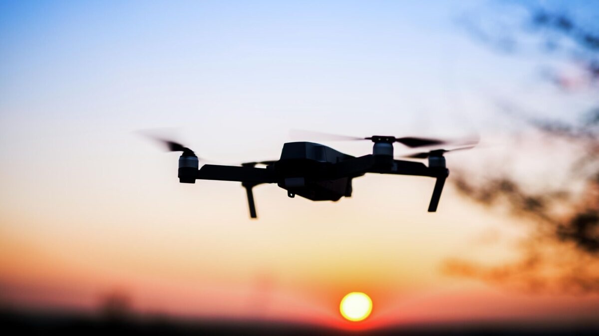 Video impressionante: L'operatore ucraino di un drone ha dimostrato una precisione fenomenale e ha colpito un bersaglio in rapido movimento con delle granate