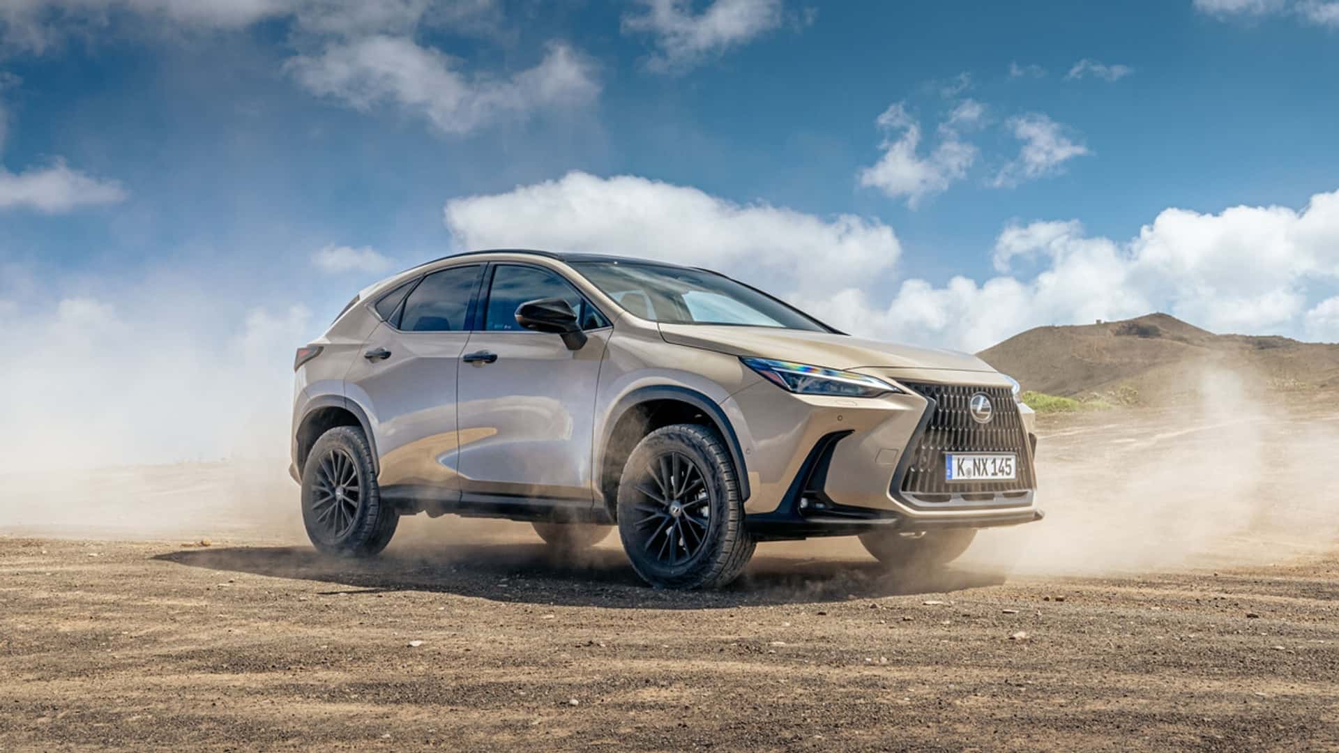 Lexus NX vista laterale Overtrail