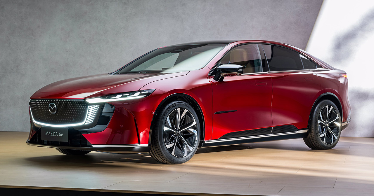 Mazda 6e sullo sfondo della fabbrica