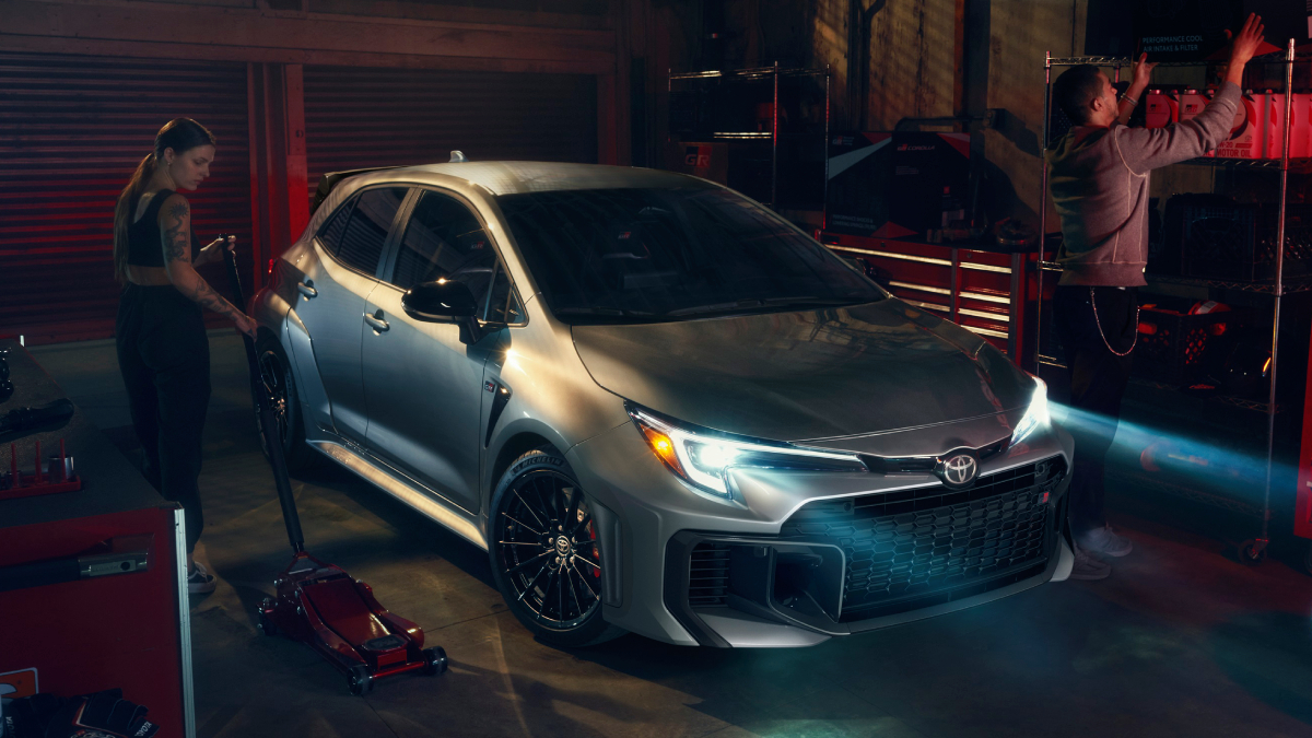 Toyota GR Corolla Toyota GR Corolla sullo sfondo del processo di produzione