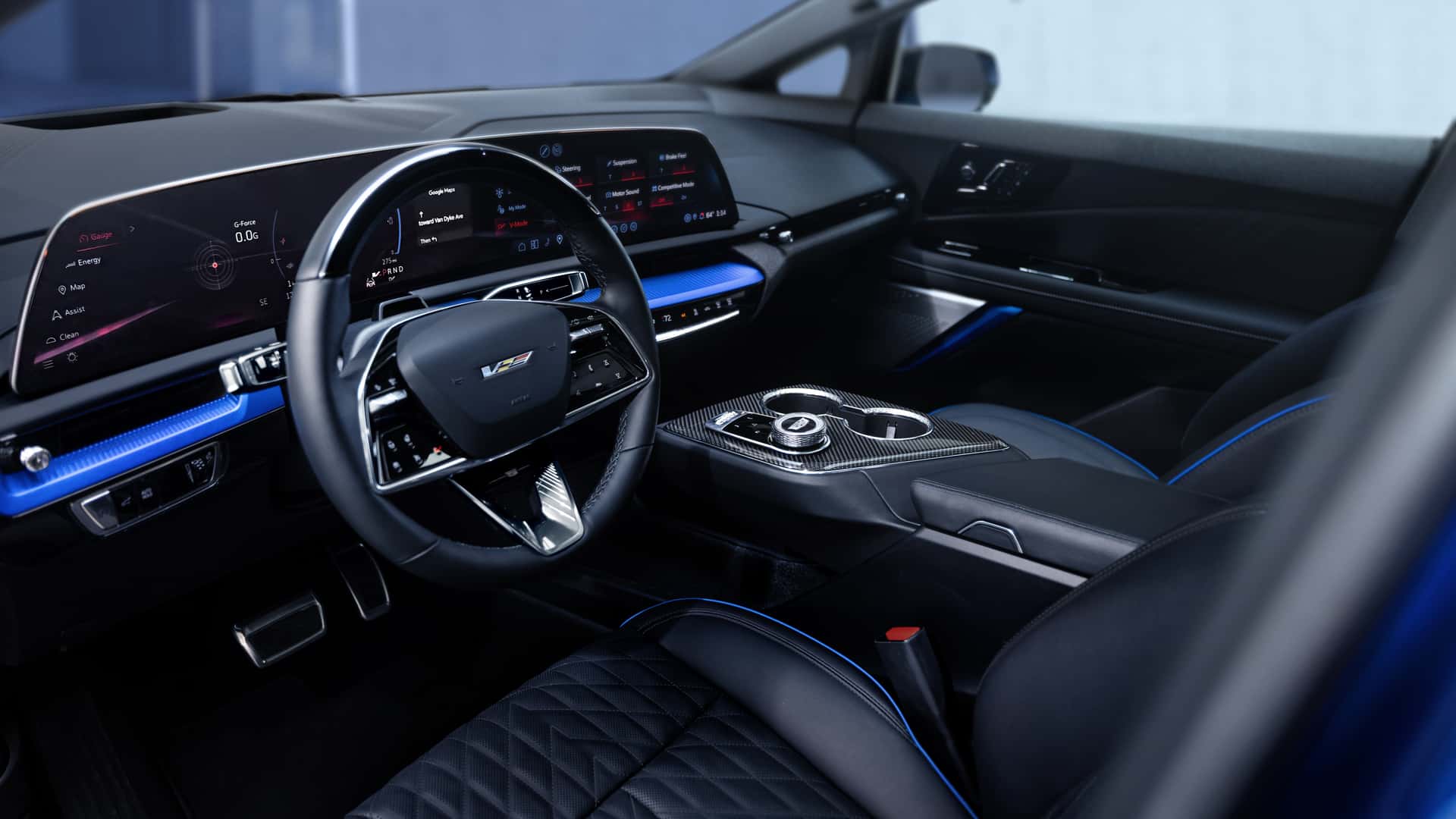 2026 Cadillac Optiq V nel garage. 2026 Cadillac Optiq V nel garage.