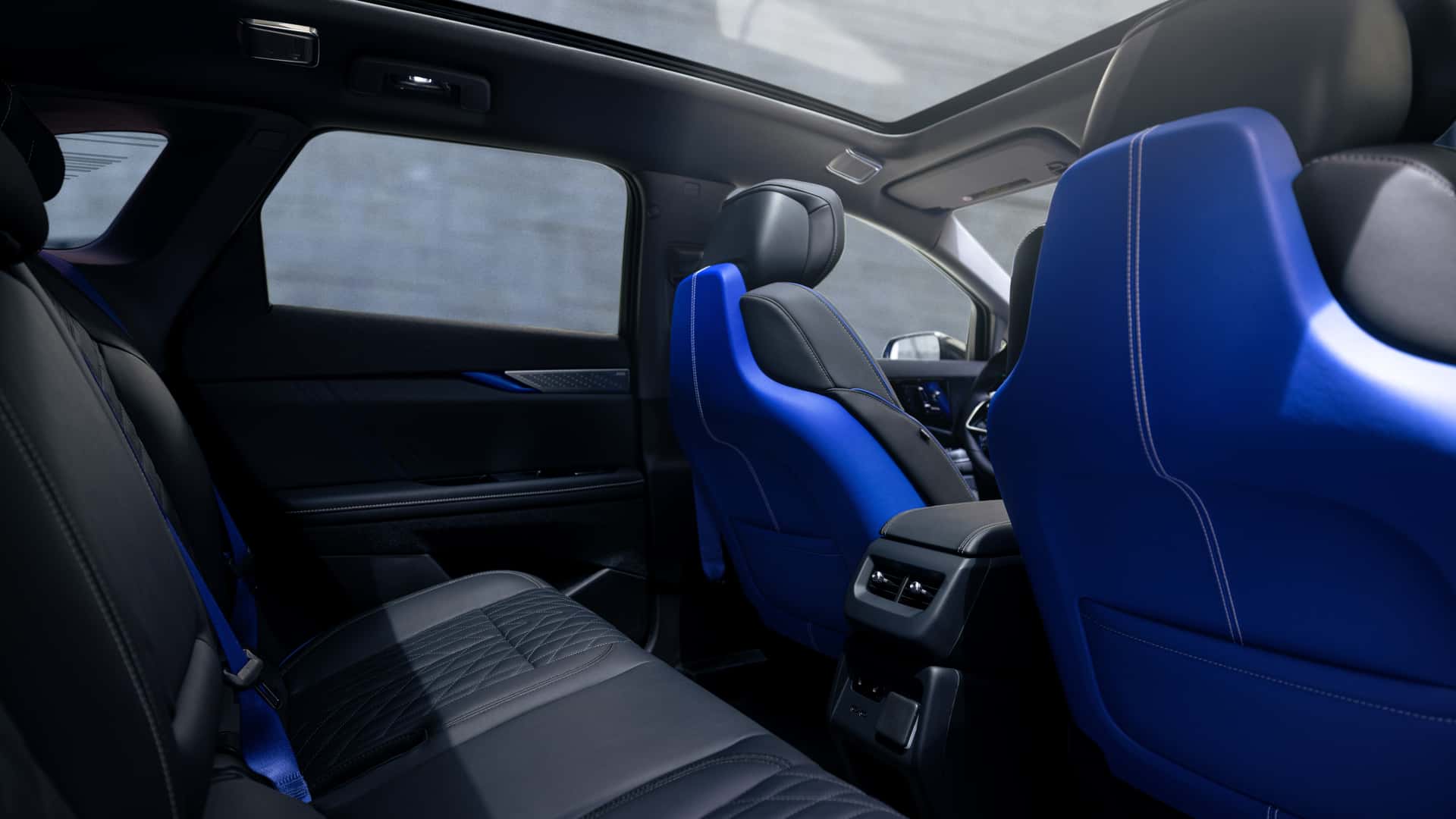 2026 Cadillac Optiq V nel colore Magnus Metal Frost. 2026 Cadillac Optiq V nel colore Magnus Metal Frost.
