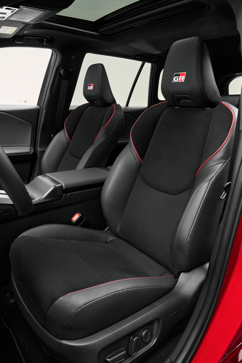 Interni del Toyota RAV4 GR Sport con accenti rossi Interni del Toyota RAV4 GR Sport con accenti rossi