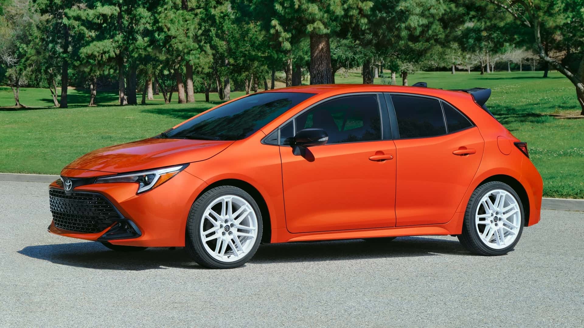 Toyota Corolla Hatchback FX Edition colore arancione vivace Toyota Corolla Hatchback FX Edition colore arancione vivace
