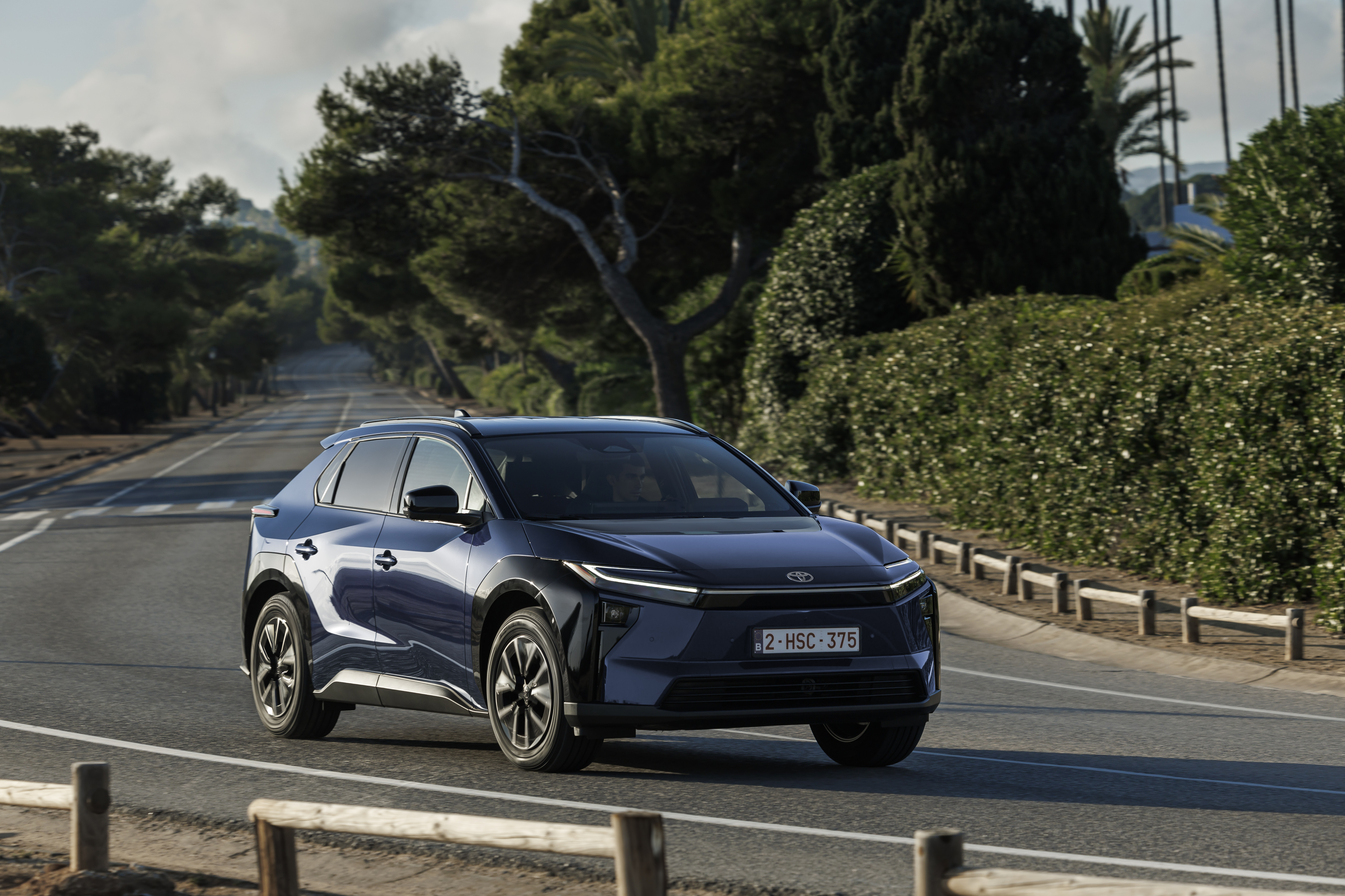 2026 Toyota bZ4X in movimento, vista frontale in blu metallizzato profondo