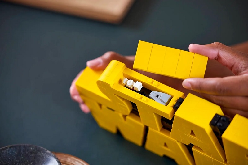 Set assemblato Lego con il logo di Star Wars Set assemblato Lego con il logo di Star Wars