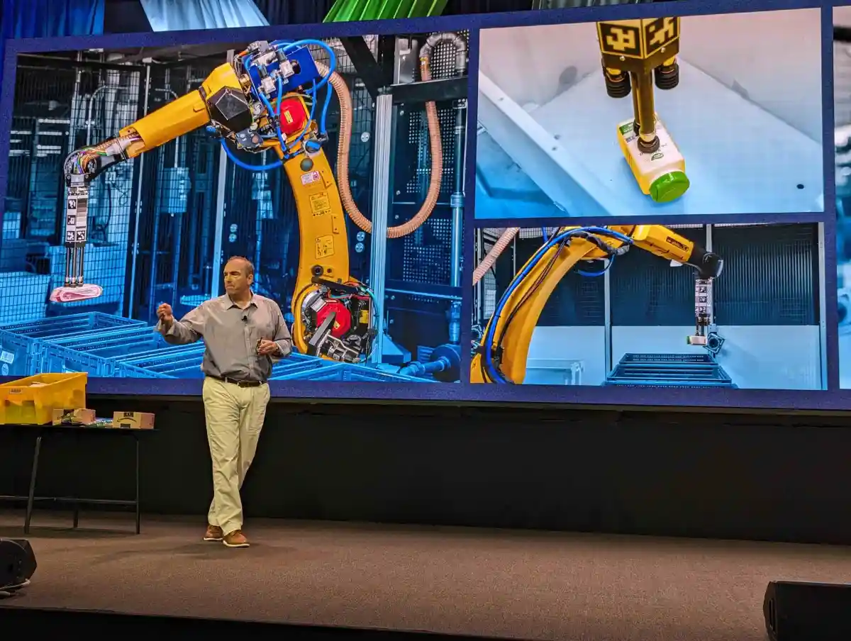 Amazon presenta il robot Sparrow per svolgere lavori di routine nei magazzini-2