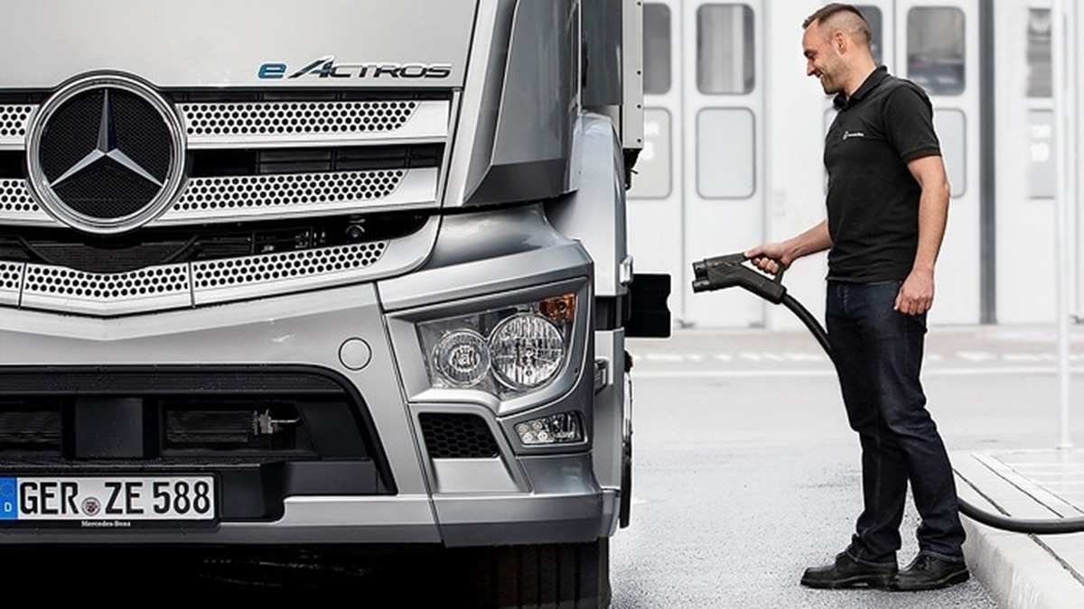 Collegamento del caricabatterie a un carrello Mercedes eActros