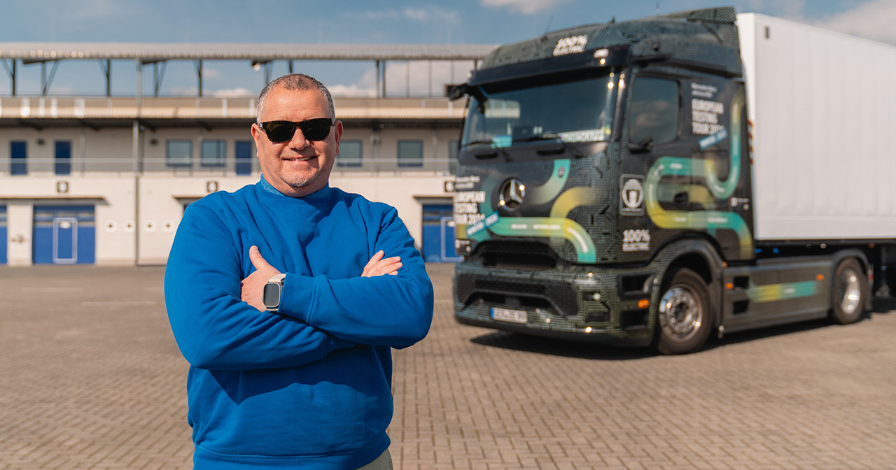 Marco Hellgreve davanti al Mercedes eActros 600
