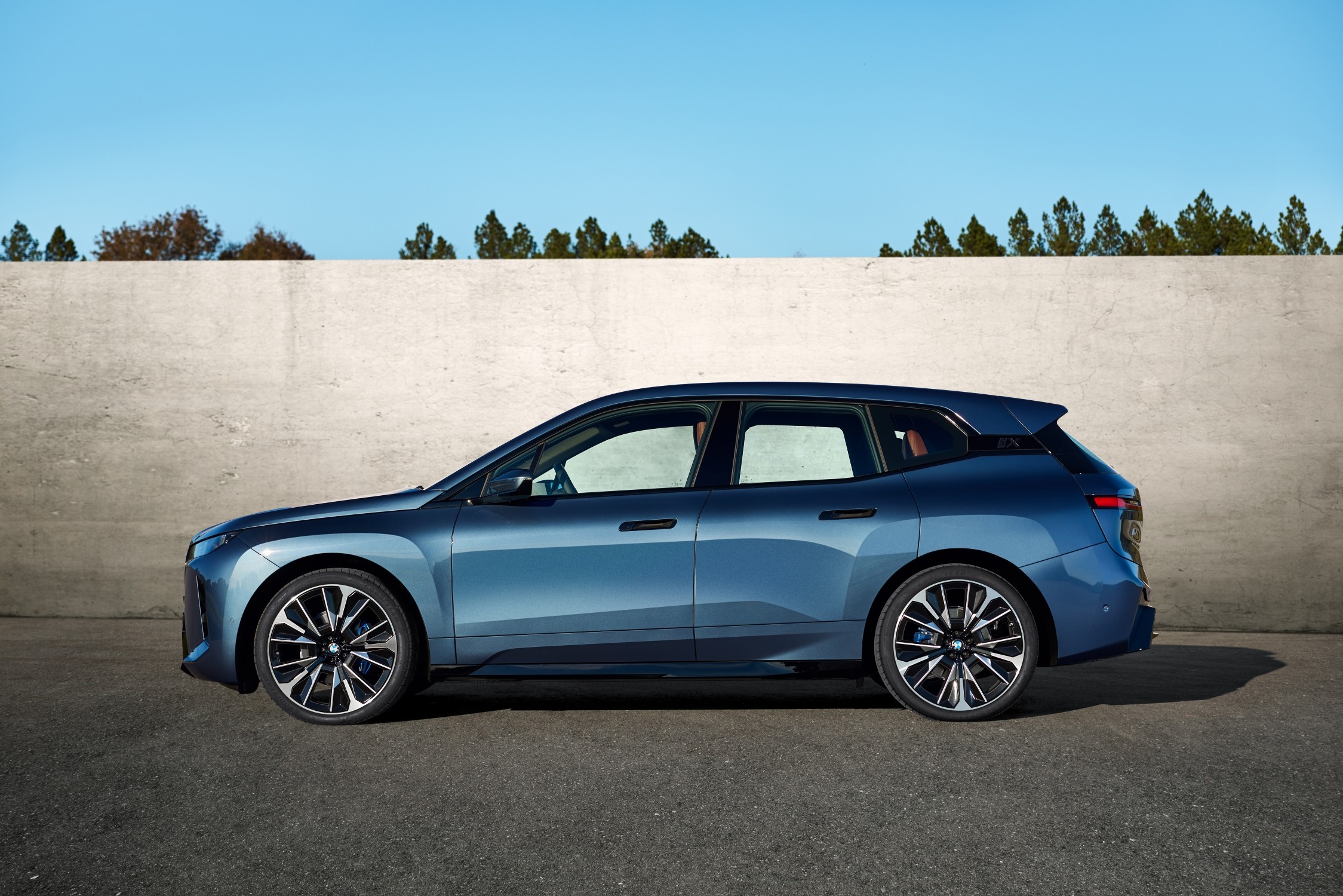 BMW iX vista laterale