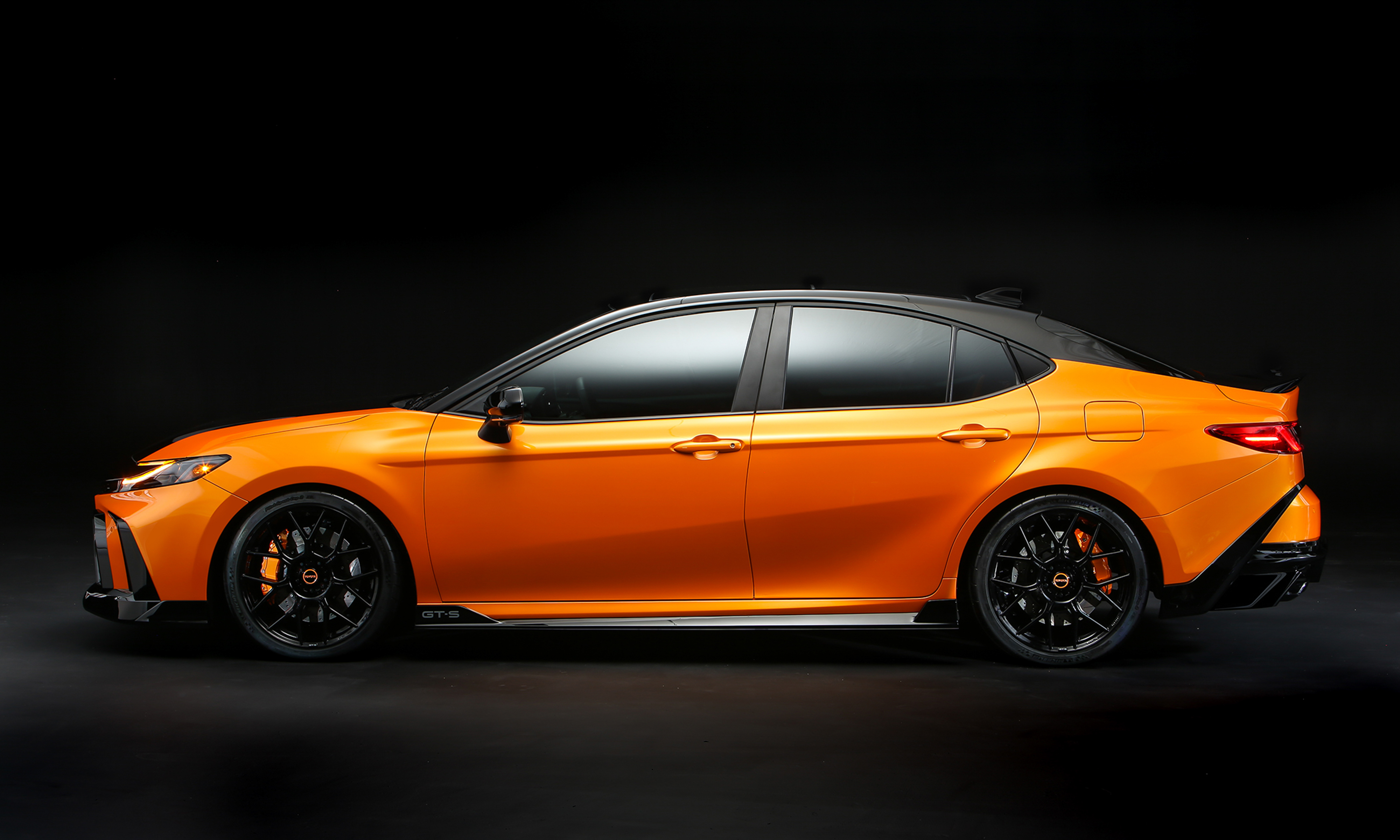 Vista laterale della concept car Toyota Camry GT-S Vista laterale della concept car Toyota Camry GT-S