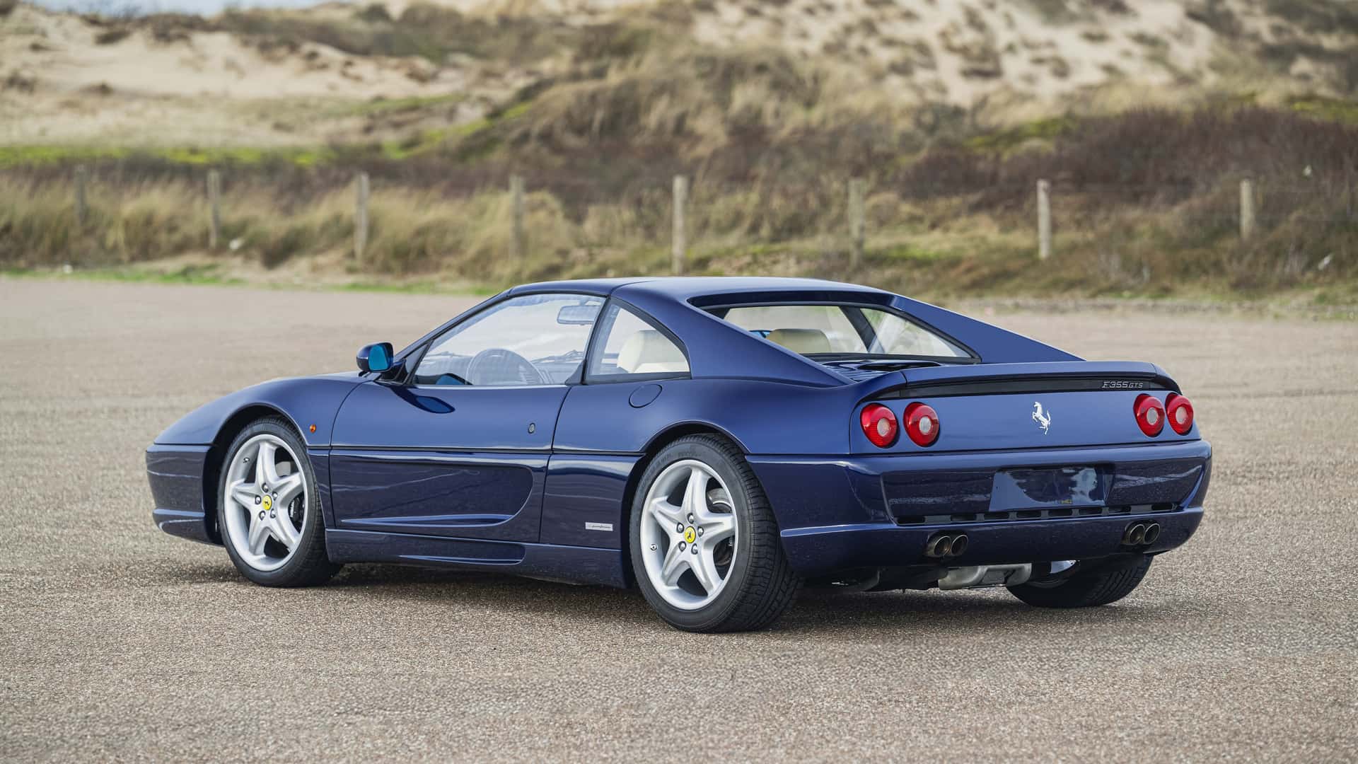 Gli interni della Ferrari F355 GTS di Michael Schumacher. Gli interni della Ferrari F355 GTS di Michael Schumacher.