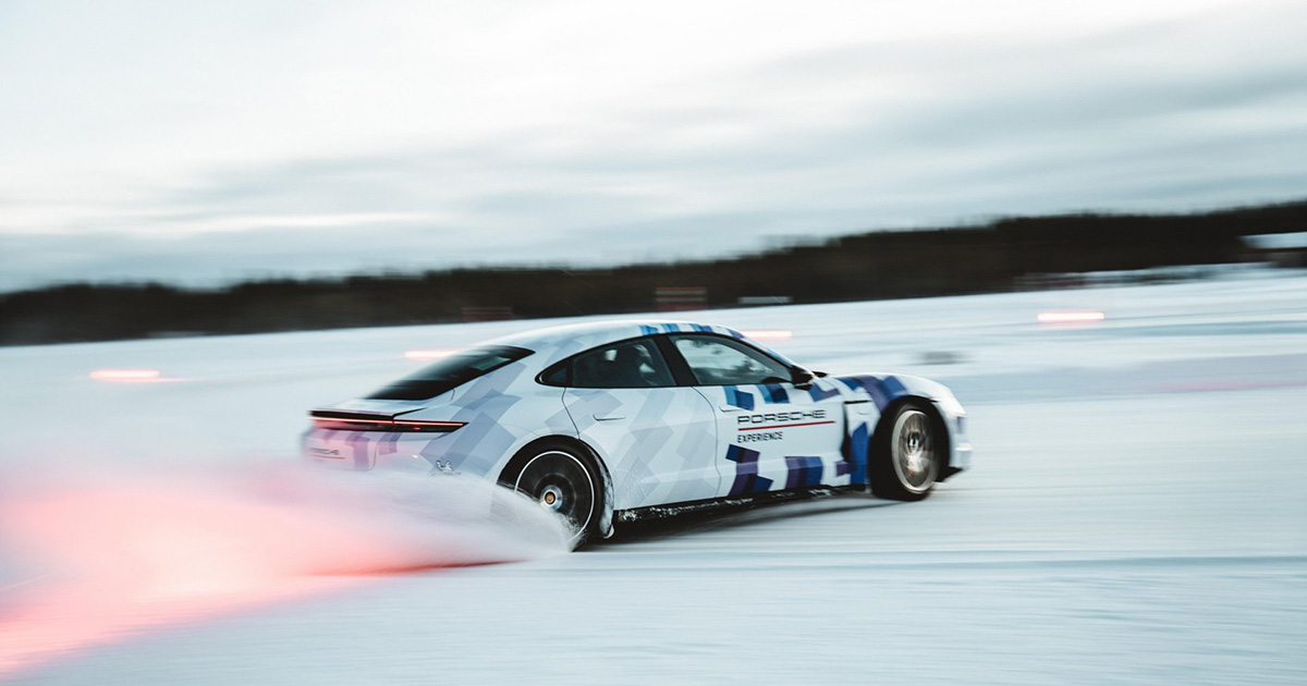 Porsche Taycan GTS sul ghiaccio.