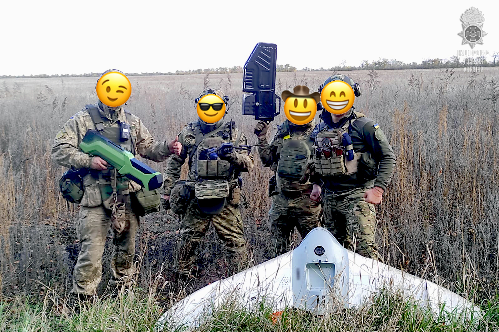 La Guardia Nazionale Ucraina ha catturato un drone da ricognizione russo "Gryphon 12" utilizzando il cannone ANTIDRON KVS G-6. La Guardia Nazionale Ucraina ha catturato un drone da ricognizione russo "Gryphon 12" utilizzando il cannone ANTIDRON KVS G-6.