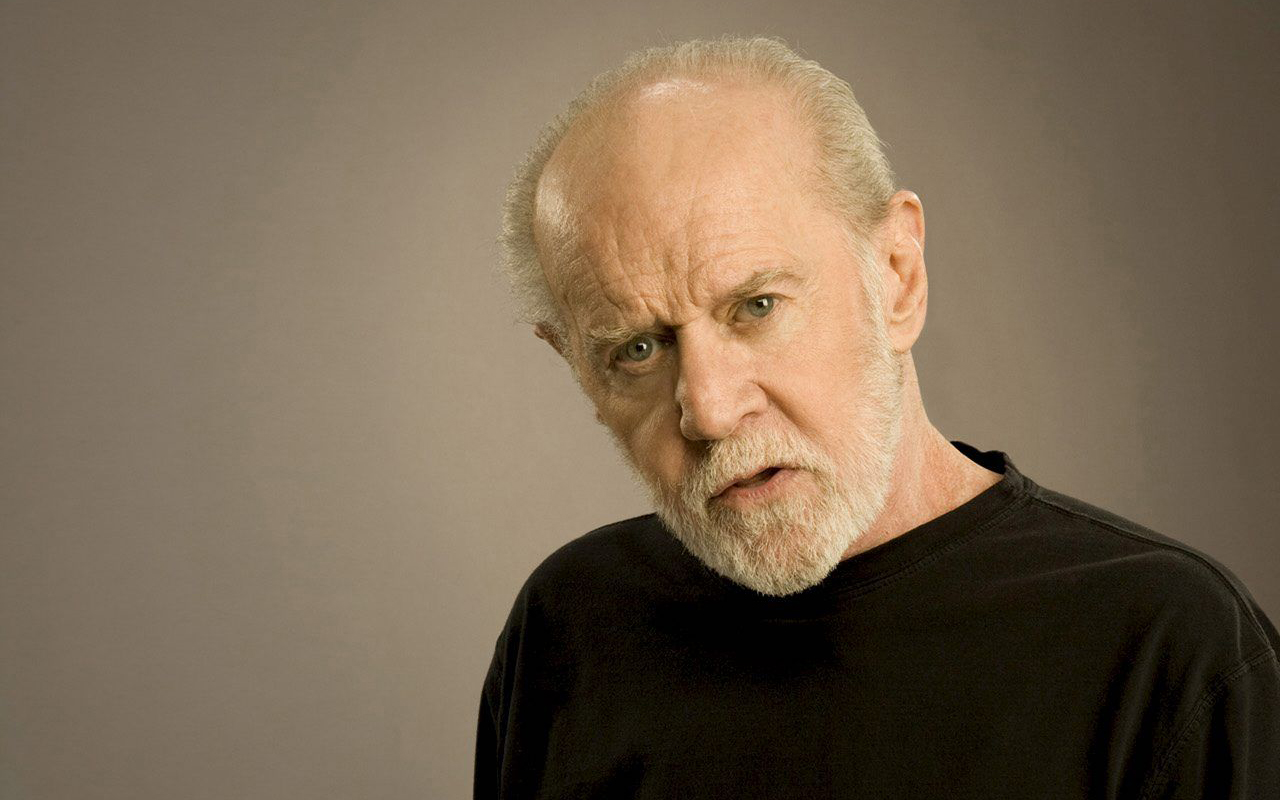 I parenti di George Carlin citano in giudizio gli autori della performance di "I'm Glad I'm Dead", generata dall'intelligenza artificiale I parenti di George Carlin citano in giudizio gli autori della performance di "I'm Glad I'm Dead", generata dall'intelligenza artificiale