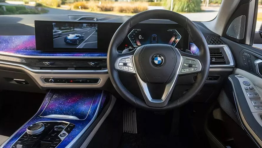 L'iconica griglia Glow sulla BMW X7
