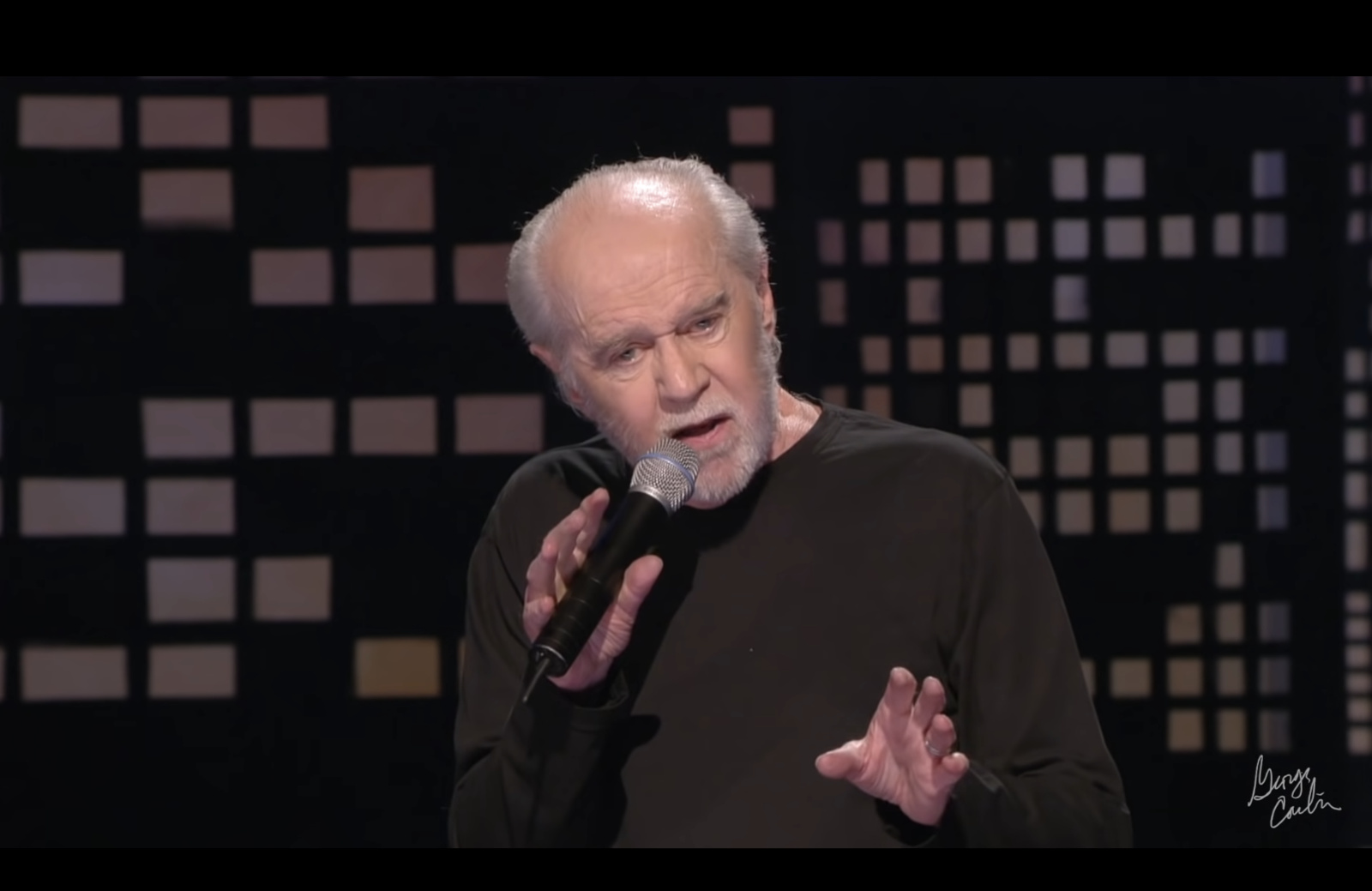 Gli eredi di George Carlin hanno patteggiato una causa contro i podcaster che hanno creato uno speciale con una copia IA del comico Gli eredi di George Carlin hanno patteggiato una causa contro i podcaster che hanno creato uno speciale con una copia IA del comico