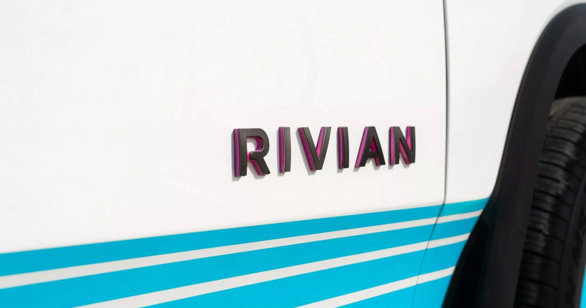 Rivian R1S Quad Miami Edition con accenti turchesi e rosa