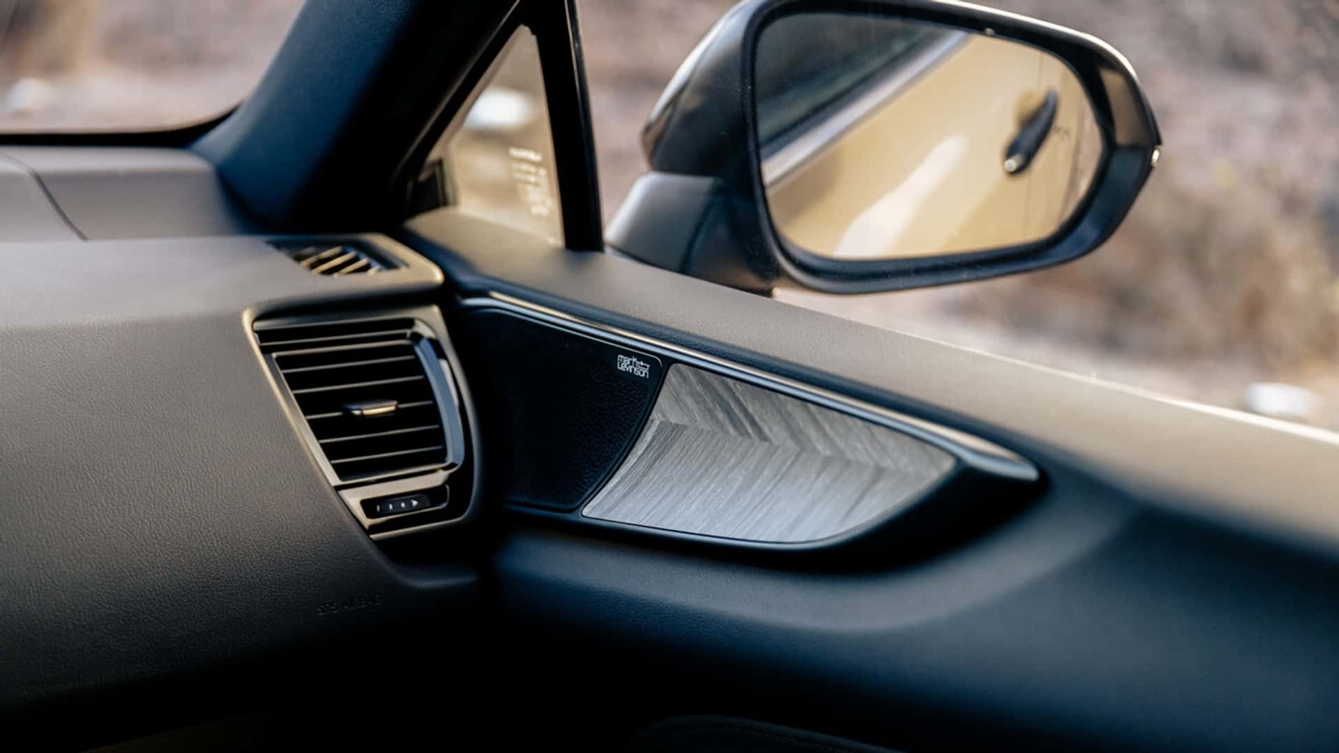 Interni di Lexus NX Overtrail con inserti in legno