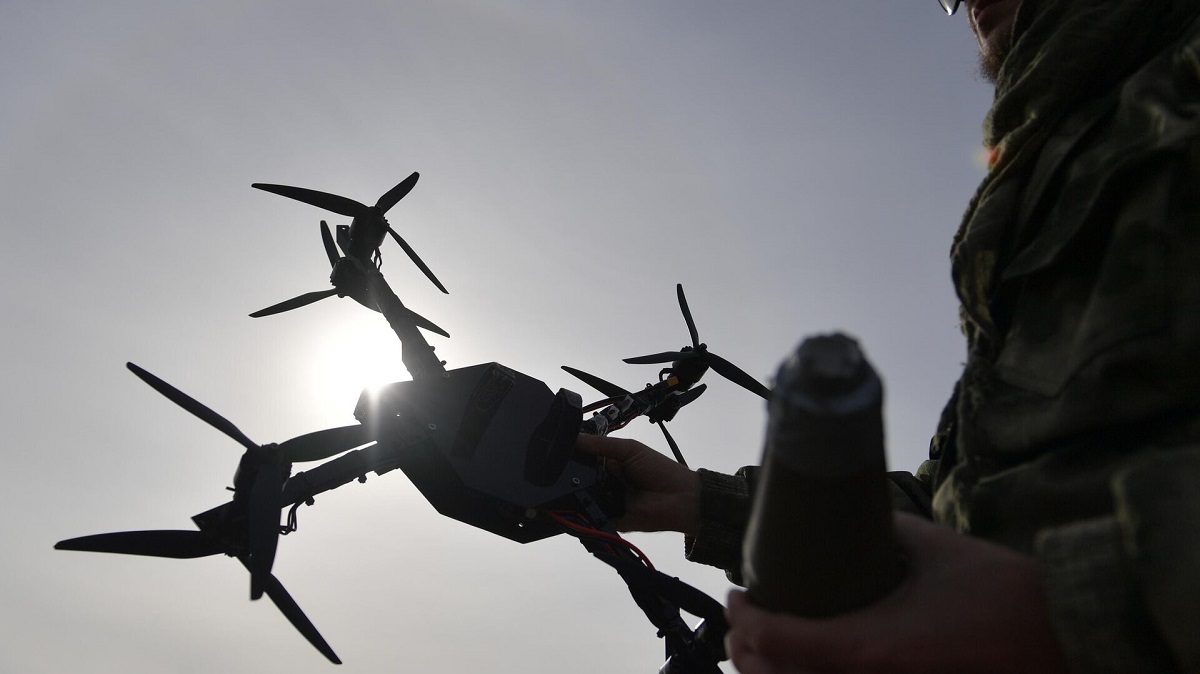 Video spettacolare: I droni FPV ucraini hanno sconfitto una colonna di mezzi russi nella zona di confine della regione di Kursk
